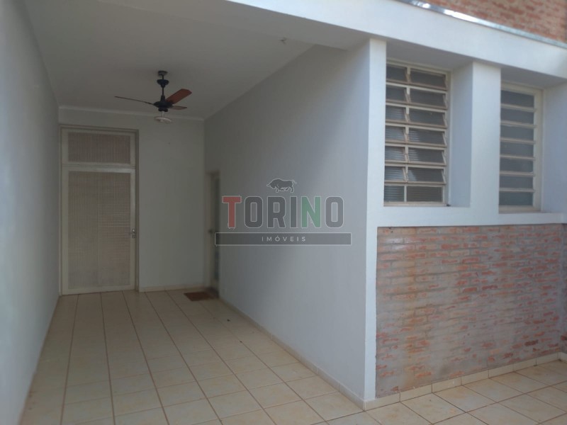 Casa à venda e aluguel com 4 quartos, 151m² - Foto 2