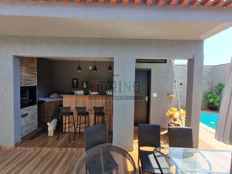 Casa à venda com 3 quartos, 300m² - Foto 1