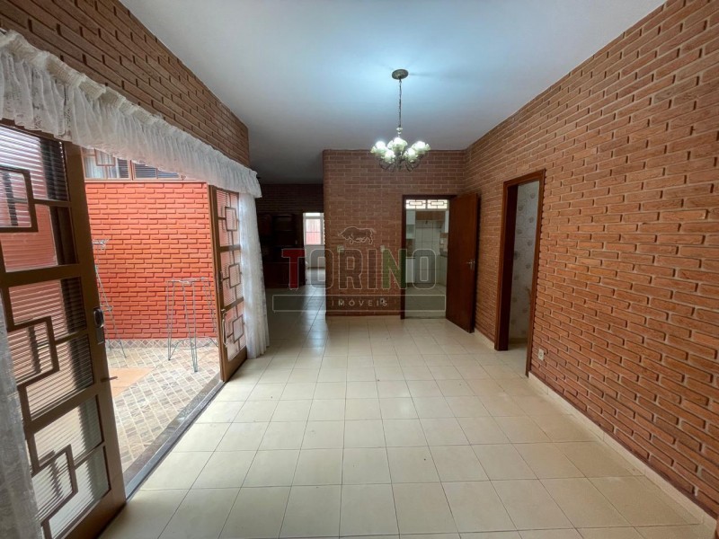 Casa para alugar com 3 quartos, 207m² - Foto 1