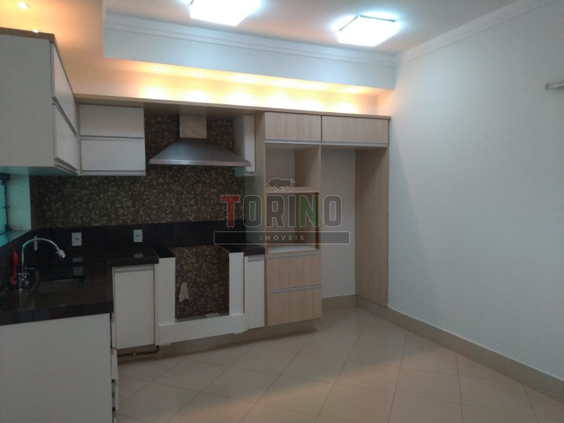 Casa para alugar com 3 quartos, 157m² - Foto 1